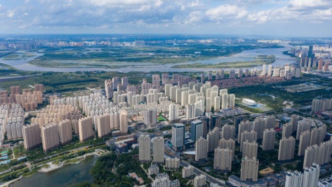 哈尔滨旅游带动当地楼市，外地人两个月间已购房4,650套。微博