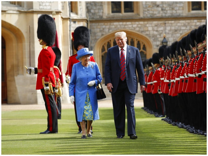 特朗普去年也曾与英女皇会面。AP