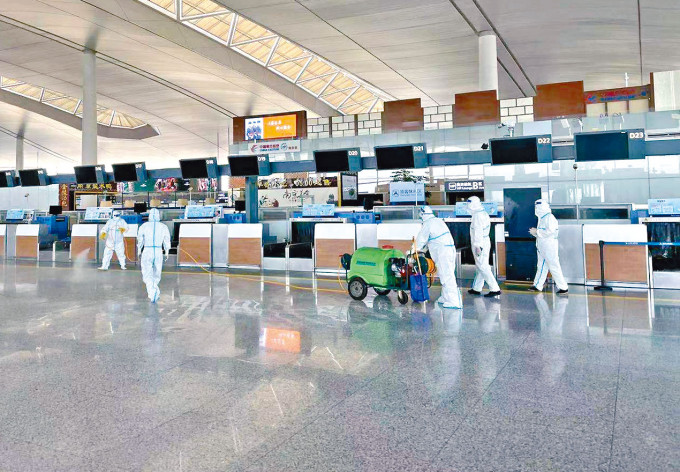 南京禄口国际机场新冠阳性升至十七例，工作人员在机场T2航站楼内进行消毒。