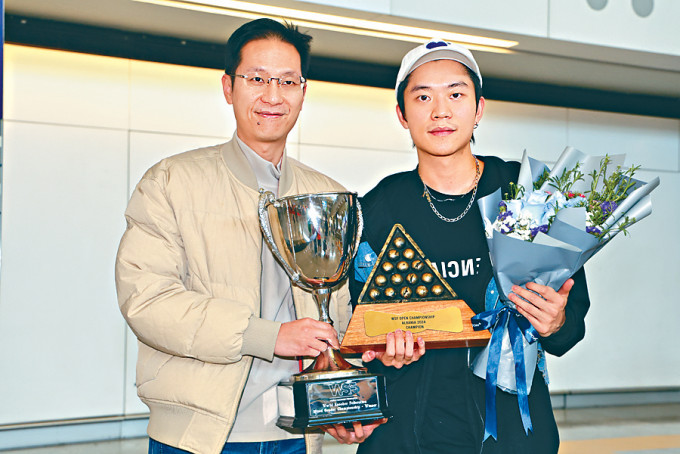 張家瑋（右）帶着WSF獎盃返港，旁為桌總主席羅永聰。