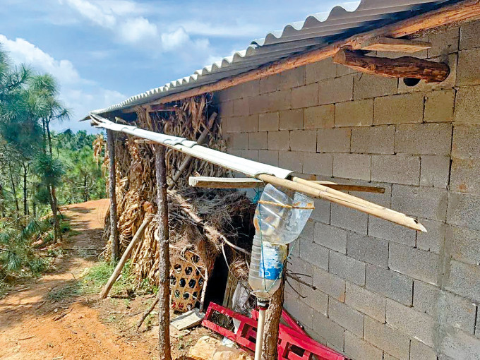 村民收集房顶的雨水来饮用。