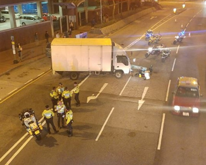 紅磡貨車撞電單車。突發事故報料區