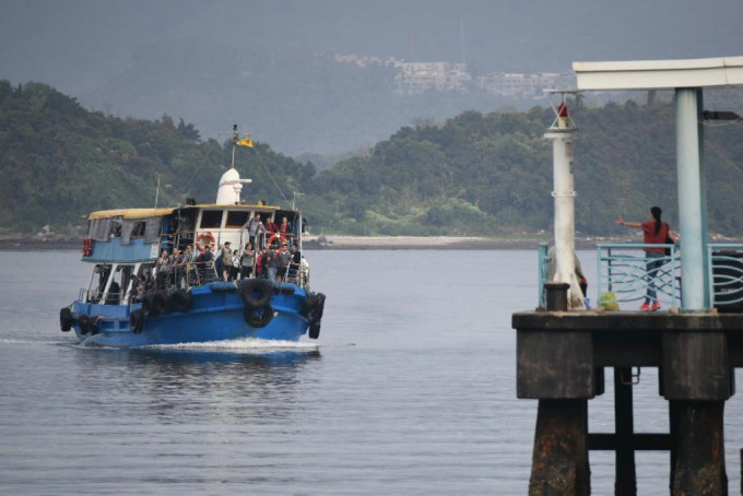 政府提供免费渡轮服务，来回乌溪沙公众码头至大埔海滨公园码头。