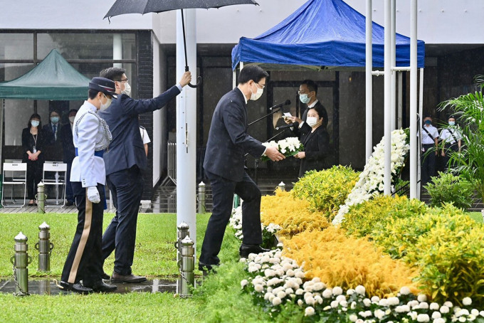 政府举行纪念仪式悼念二战期间为港捐躯人士。政府新闻处图片
