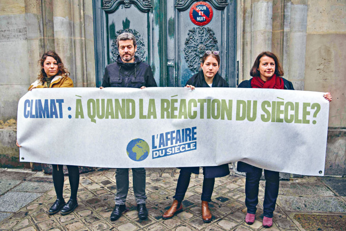 ■非政府组织前年在巴黎法院外，抗议政府漠视气候变化。