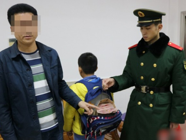 武警从一名11岁小学生的书包内查获违规携带的14万元人民币现金。 网上图片