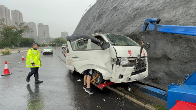长沙湾客货车失控自炒上坡 「头文字D」式车辘卡水渠 司机受伤送院