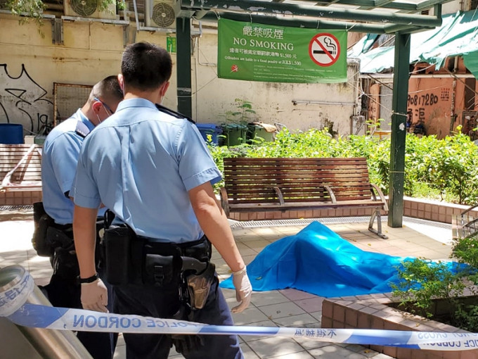 一名男子倒毙咸美顿街休憩花园，警方封锁现场调查。