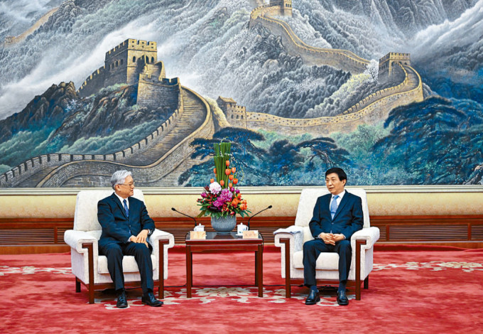 王滬寧（右）昨會見國民黨副主席夏立言（左）。