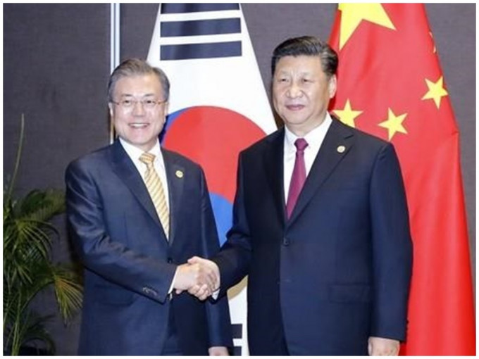 習近平(右)與文在寅(左)會晤，雙方談論朝鮮半島無核化。網圖