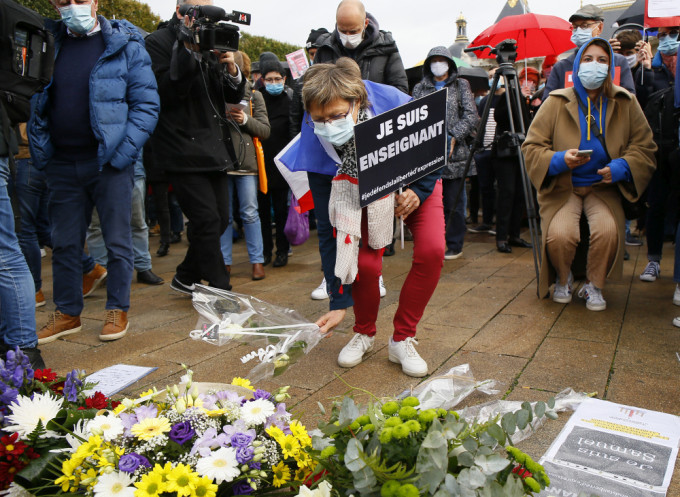 法國全國有民眾集會，悼念日前在巴黎市郊被人斬首殺害的中學教師。AP圖片