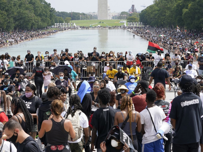 数以万计的示威者在华盛顿参加大游行和集会。AP