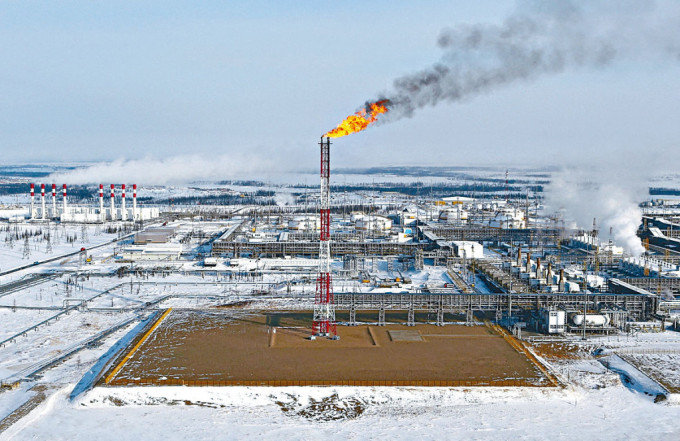 俄罗斯宣布3月每日减产50万桶，报复西方对该国成品油设价格上限。