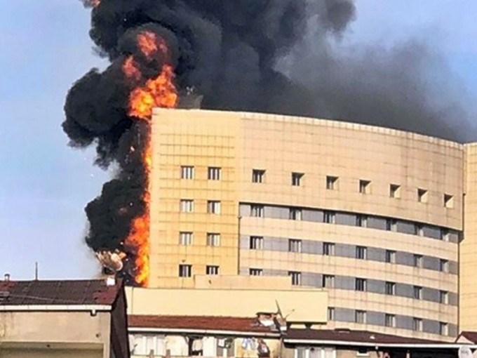 埃及首都開羅市郊一間接收新冠病人的私家醫院，周六發生火警，造成至少7死5傷。網圖
