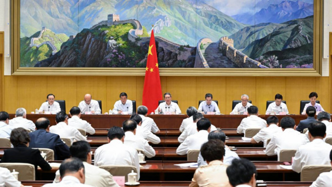 總理李強昨天（16日）主持召開國務院第二次全體會議。（新華社）