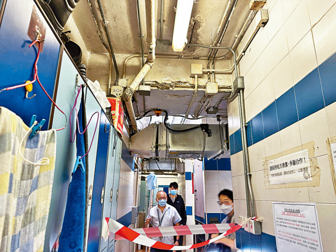 伊利沙伯医院曾发生员工更衣室天花石屎剥落，露出钢筋。