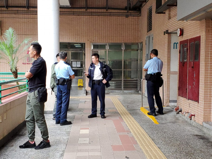 警方到翠屏北邨调查。