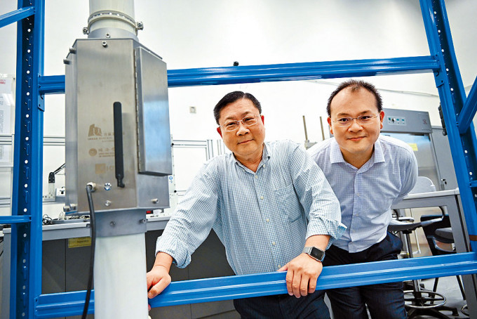 林志雄（左）稱，天台通風管紫外光消毒裝置可按通風管尺寸訂製，現場所展示的裝置，適合內直徑十厘米的通風管。蔡建新攝