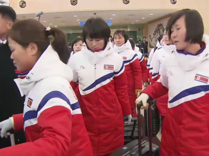 北韓女子冰上曲棍球隊隊員抵達南韓。（SBS新聞截圖）