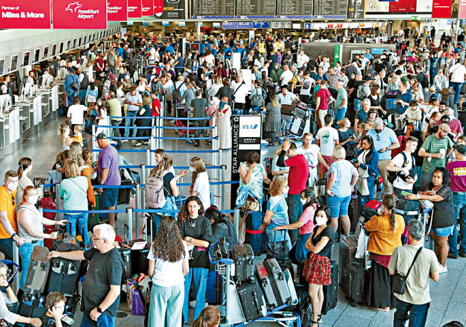 漢莎航空地勤人員周三罷工，德國法蘭克福機場大排長龍。
