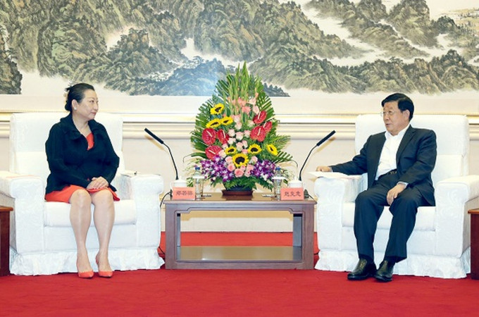 國務委員、公安部部長趙克志(右)在北京會見律政司司長鄭若驊。