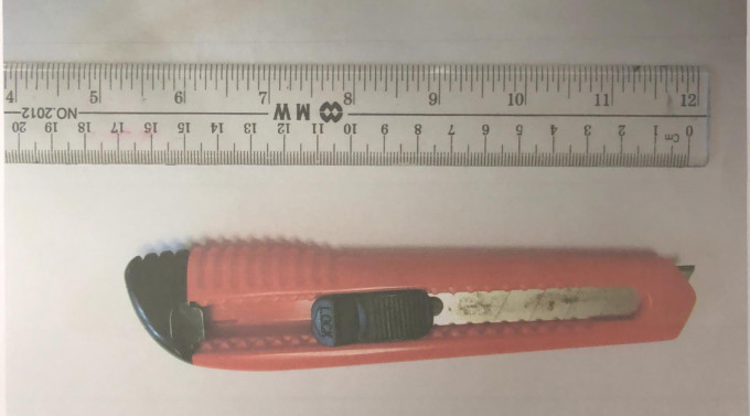 警方在报案人身上搜出一把16厘米长鎅刀。警方提供