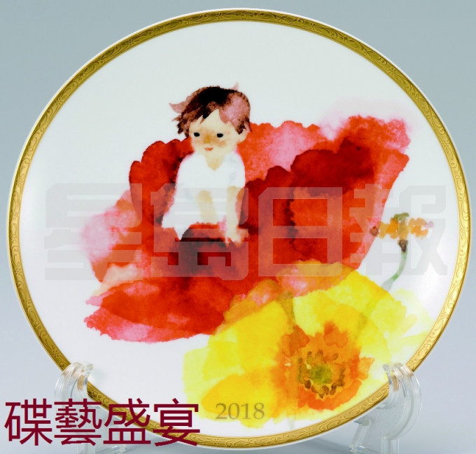 這款NARUMI骨瓷餐具把著名的日本畫家岩崎知弘的作品，放置在高貴的骨瓷餐碟上，自1997年以來每年推出一隻年度紀念碟，圖中為2018年名為「罌粟花懷裡的寶寶」碟子。(A)