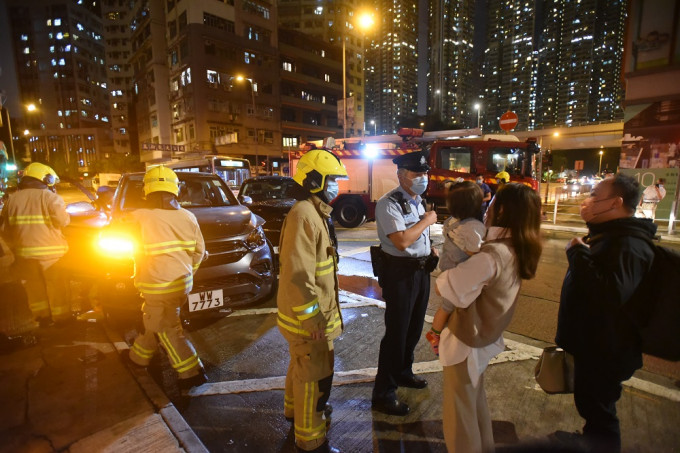 警方在现场调查后，以涉嫌酒后驾驶带走灰色私家车司机。