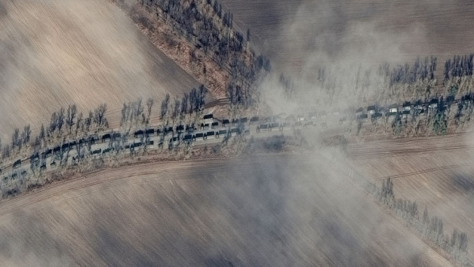 卫星图片显示，俄军的地面部队和多架军车正由东北部驶向基辅。AP图