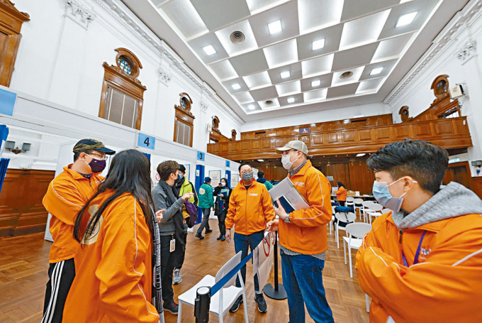 多所大學願意向政府借出場地抗疫，香港大學早前借出陸佑堂作疫苗接種中心。