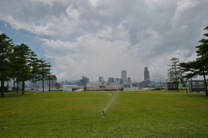 预测本港地区今日大致多云，有几阵骤雨，局部地区有雷暴。下午短暂时间有阳光。