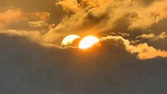 网民手机拍下天空出现2个太阳。微博