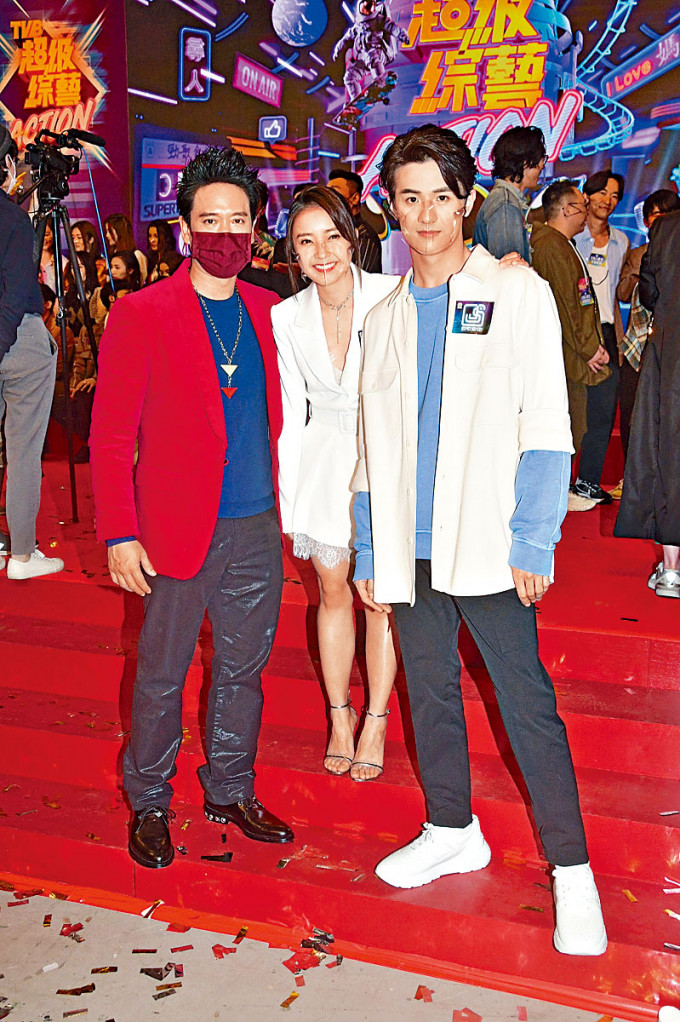 環球兩位歌手郭偉亮與涂毓麟（右），夥糖妹一同主持《勁歌》。