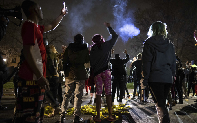 事件引起当地民众不满上街示威。AP图片