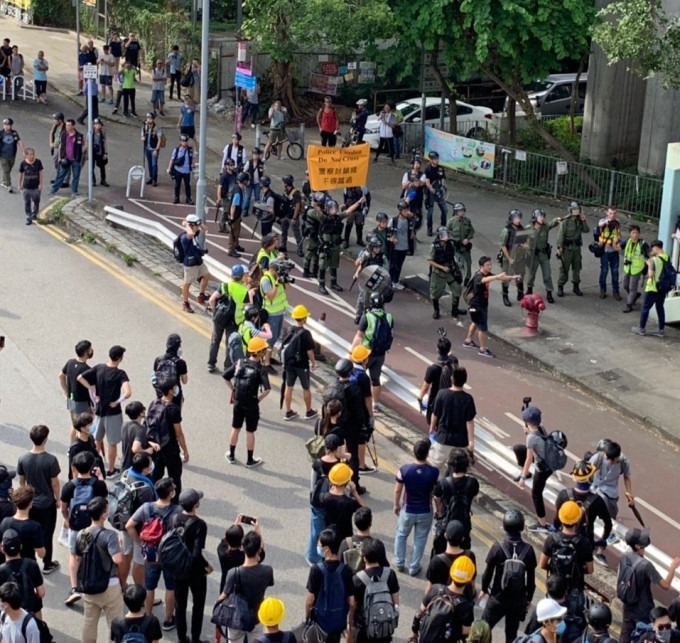 西边围村外示威者逼近警方，警方出黄旗。网民图片