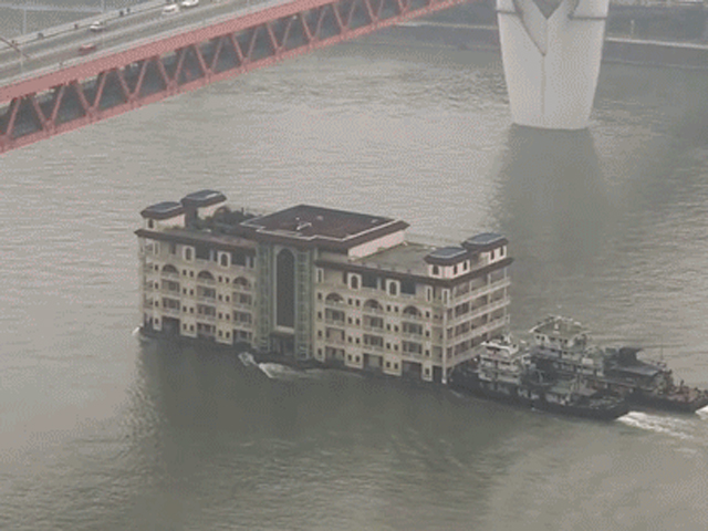 重慶一棟5層高大樓近日在長江水上漂移，影片在網上瘋傳。 網圖