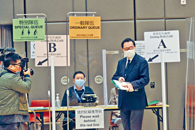 ■选管会主席冯骅昨巡视设于北角社区会堂的模拟投票站。