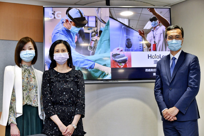 医管局林嘉雯(左起)、 司徒灵及陆志聪介绍推动智慧医院的最新发展。
