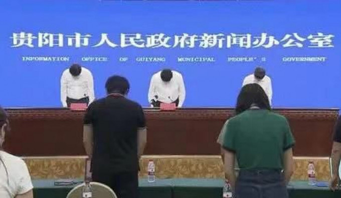 贵阳市副市长林刚鞠躬道歉。互联网