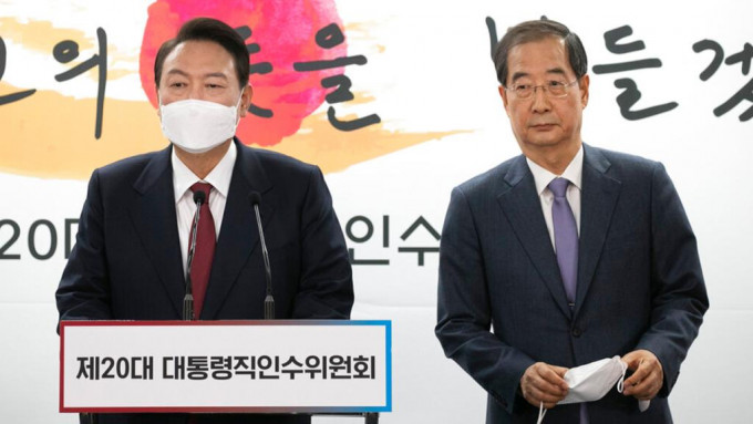尹錫悅（左）任命韓惪洙（右）為新政府首任國務總理。AP圖片