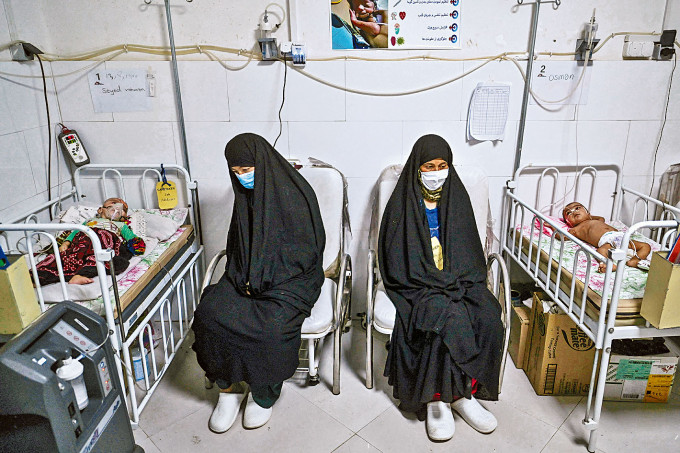 ■阿富汗赫拉特市无国界医生营养中心内的母亲与婴儿。