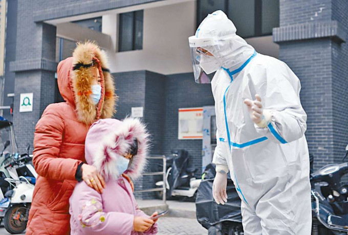 ■防疫人员向西安居民介绍核酸检测注意事项。