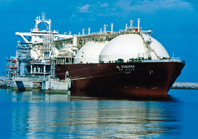 在卡塔尔北部拉斯拉凡斯港，一艘卡塔尔油轮在装载液化天然气。