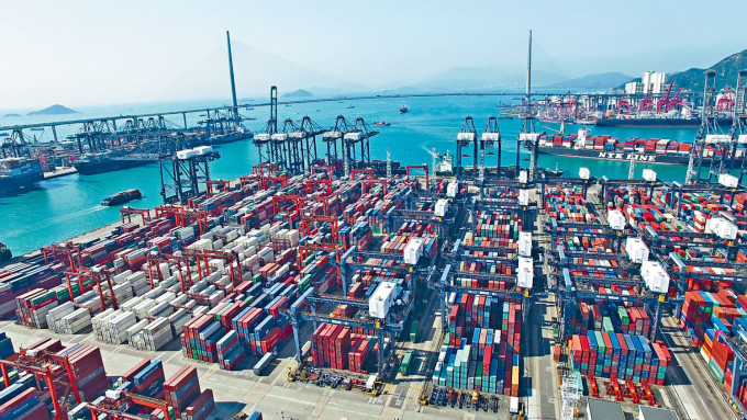 林鄭月娥指，海空物流未來會越加重要，不能搬遷葵青貨櫃碼頭。 資料圖片