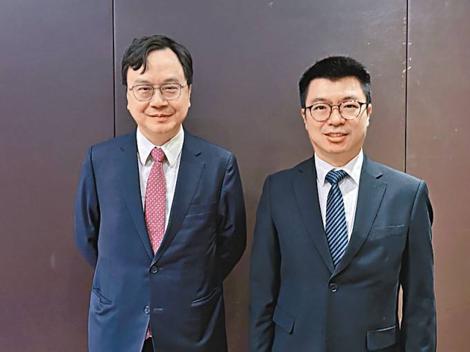 卢煜明（左）透露，「未来科学大奖」论坛及颁奖礼，今年将移师本港举行。旁为岑浩璋。