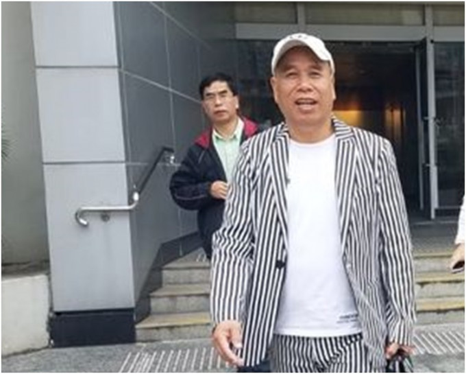 黄四川穿著全身黑白条纹西装到屯门裁判法院应讯。萧文轩摄