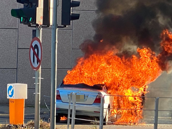 屯门私家车撞栏自焚。网民Isaac Chow图片