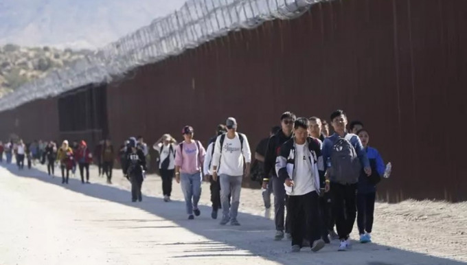 美国截获大批从墨西哥边境偷渡入境的「中国人」。