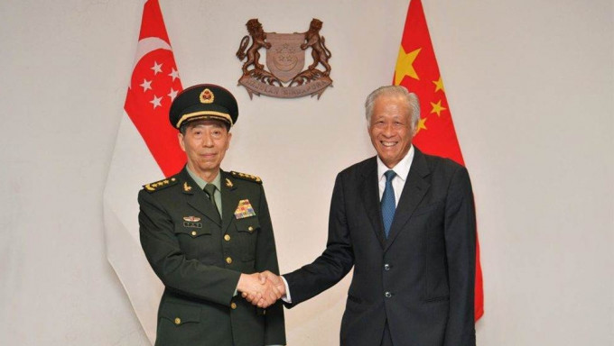 李尚福(左)和新加坡防長黃永宏會晤。