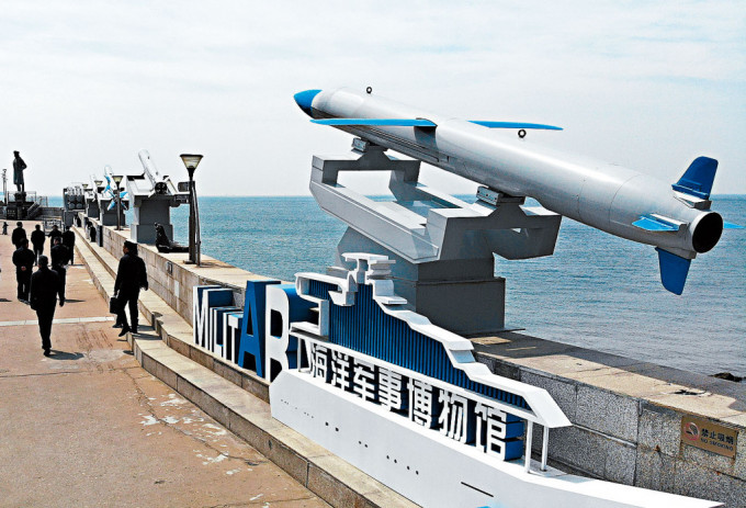 山东青岛海洋军事博物馆的导弹模型。